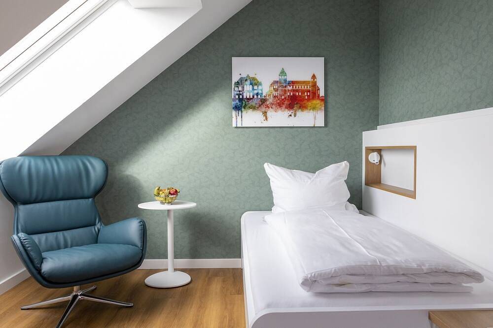 Ganze Wohnung, Einbettzimmer mit eigenem Bad und feststehenden Bett in Hildesheim, Landkreis Hildesheim