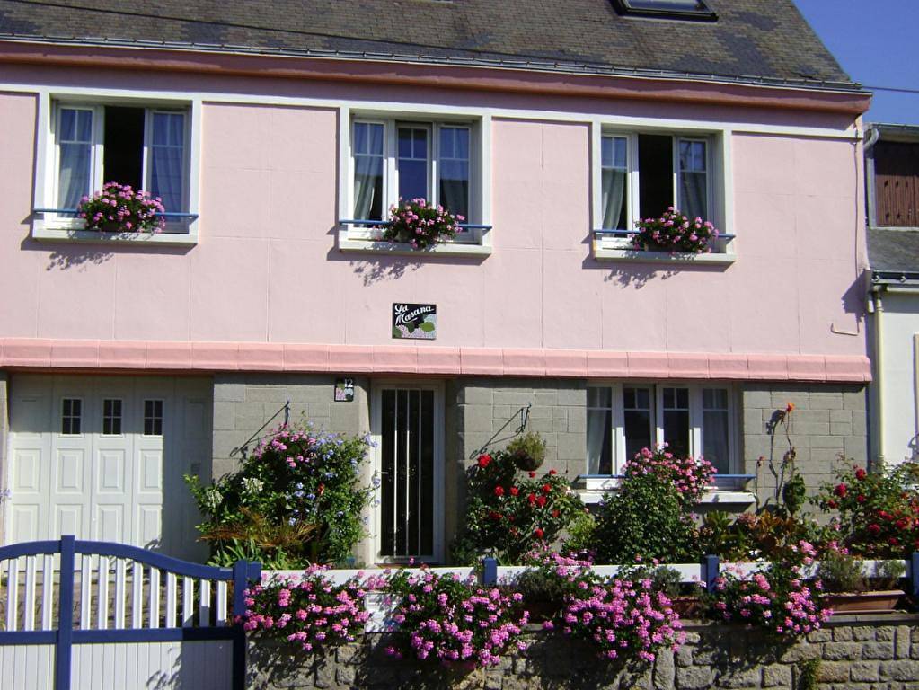 Chambres d'hôtes "La Masana" et table d'hôtes - Suite Familiale Chambre Cie des Indes in Lorient, Côte des Mégalithes