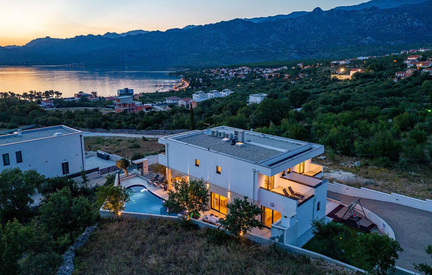 Reizendes Apartment mit 2 Schlafzimmern, Meerblick, Pool und Parkplatz in Strandnähe in Jasenice, Zadar