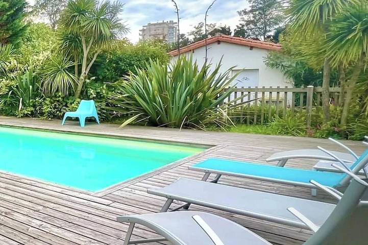 Location de vacances pour 6 personnes, avec terrasse ainsi que piscine et jardin aux Les Sables-d'Olonne