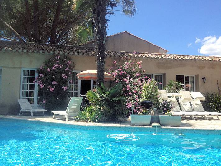 Gîte pour 4 personnes, avec piscine et terrasse, animaux acceptés