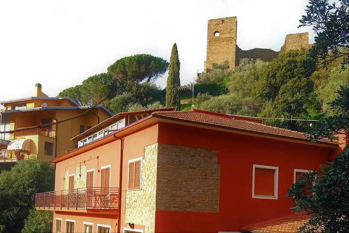 Casa vacanza per 6 persone, con Balcone e Terrazza nonché Idromassaggio e Giardino a Scarlino