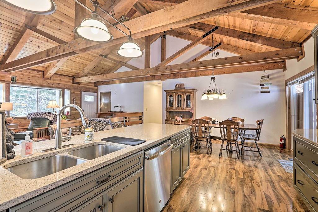 1 Mi to Heavenly Resort: Cozy Home w/ Deck! in Kingsbury, Heavenly