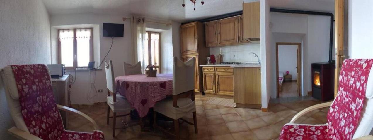 Entire apartment, Apartment 'Bilocale Vista Monte Bianco' with Mountain View, Shared Garden and Balcony in Ozein, Comune di Aymavilles