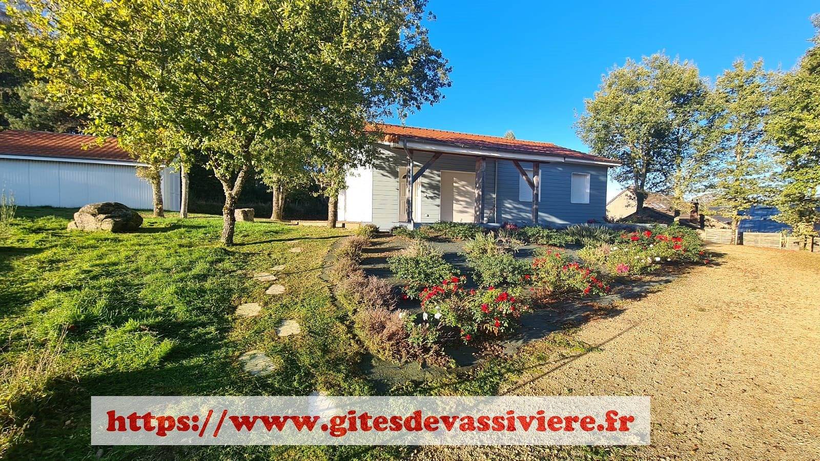 Chalet Bleu au pied du lac de Vassivière in Royère-de-Vassivière, Parc Naturel Régional de Millevaches en Limousin