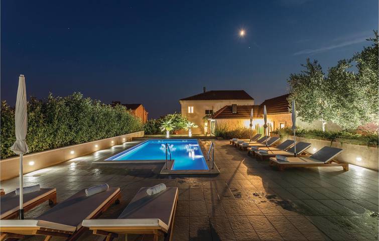 Appartement moderne de 2 chambres avec piscine près de la plage de Strobec in Split-Dalmatie
