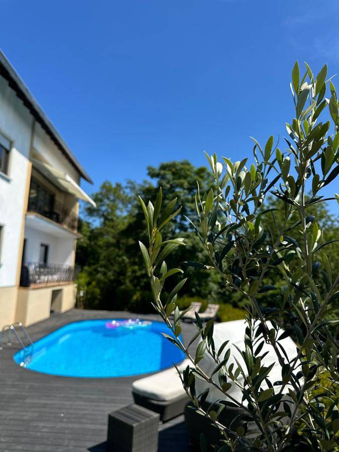 Ferienwohnung für 6 Personen, mit Pool und Ausblick sowie Garten und Sauna