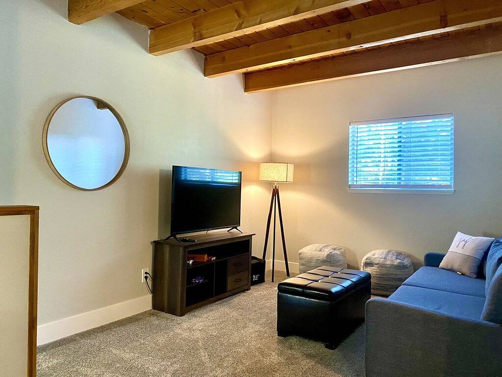 Ganze Wohnung, Tahoe Mountain Condo with Tree Filtered Lake Views. in Kingsbury, Heavenly