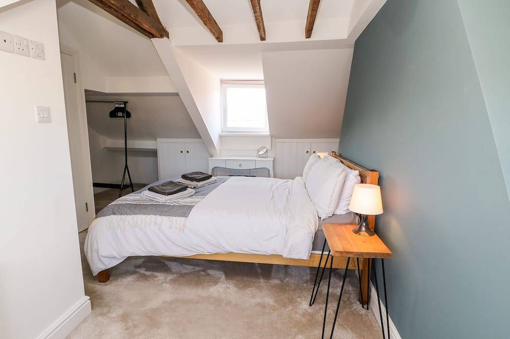 Cowrie Cottage, pet friendly, with open fire in Cullercoats in Tynemouth, North Tyneside