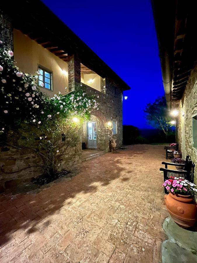 Agriturismo per 2 persone, con piscina e giardino nonché terrazza a Radda in Chianti