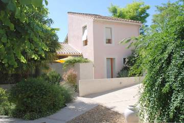 Gîte pour 2 personnes, avec piscine ainsi que jardin et vue à Nissan-lez-Enserune