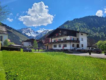 Ferienwohnung für 3 Personen, mit Garten und Balkon sowie Ausblick, kinderfreundlich in Bichlbach