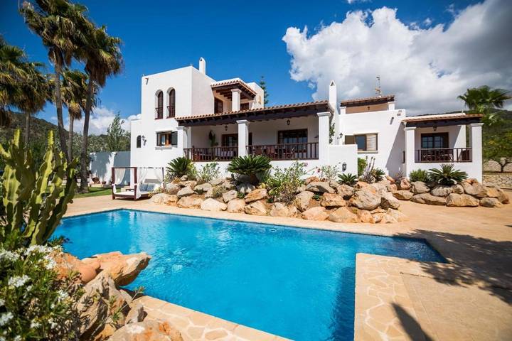 Ferienhaus für 6 Personen, mit Balkon und Terrasse sowie Garten und Pool