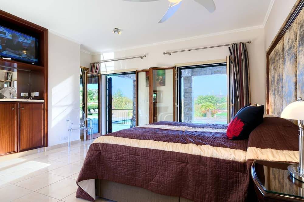 Villa 141 Rio - Cinq Chambres Villa, Couchages 10 in Kouklia Pafou, Chypre du Sud