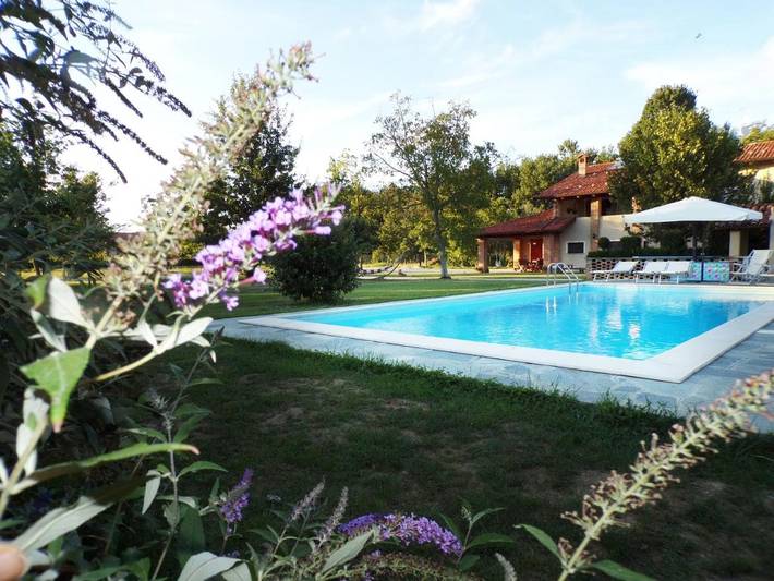 Chambre d’hôte pour 9 personnes, avec Terrasse ainsi que Jardin et Piscine à Bene Vagienna