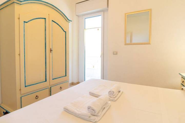 Appartement entier, Situé au cœur de Torregrande, à quelques mètres de la plage, cet appartement confortable au sein d’une résidence en front de mer est la solution idéale pour des vacances relaxantes en Sardaigne. Le logement n’est pas directement face à la mer, in Torregrande, Oristano