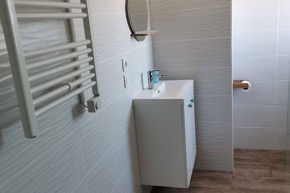 Entire apartment, Large studio with terrace in Carcassonne close to the city and Cavayere lake in Carcassonne, Carcassonne region