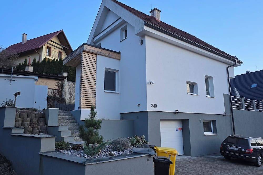 Cozy Lakeside House with Terrace, Fireplace & Wi-Fi in Trentschiner Landschaftsverband