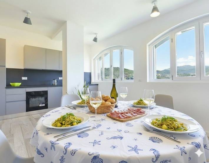 Ferienwohnung für 6 Personen, mit Garten und Pool in Imperia