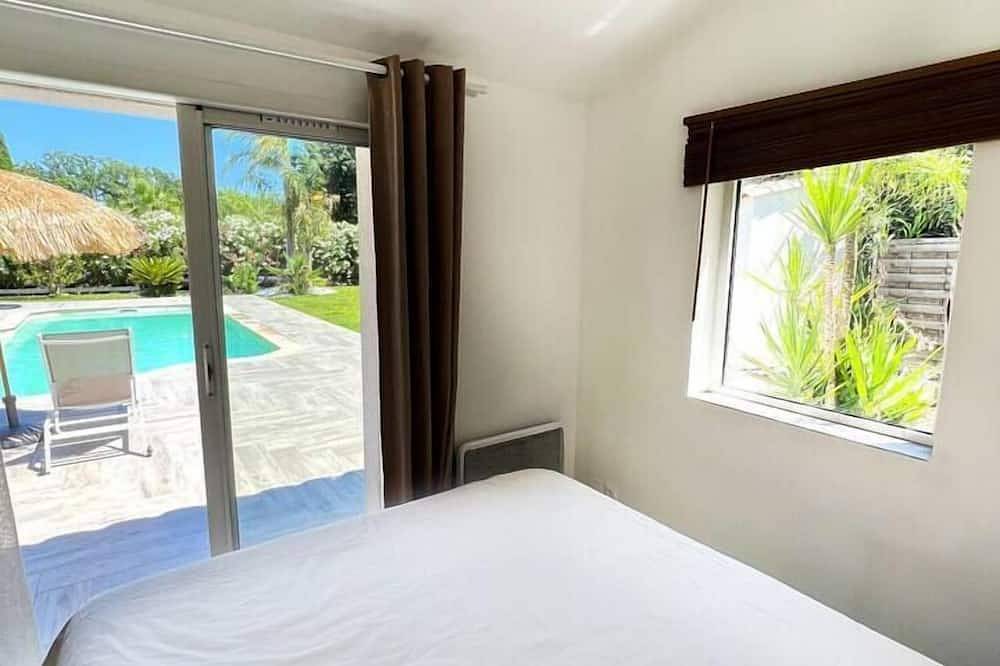 Villa with swimming pool for 12 people near hyères. in La Crau, Toulon region