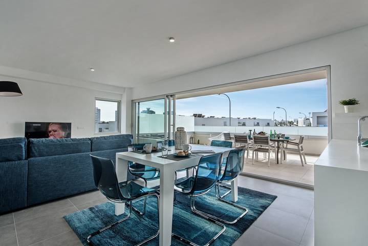 Entire apartment, Modern Apartment with Shared Pool, Wi-Fi & Air Conditioning in Albufeira in Albufeira e Olhos de Água, Faro District