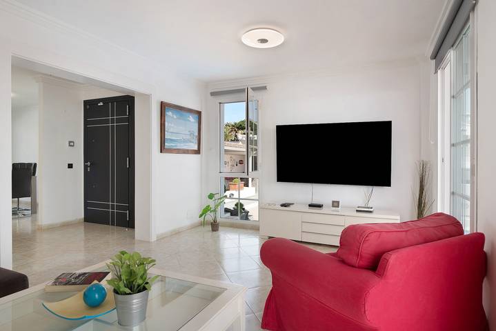 Holiday Home 'La Marina' with Pool, Garden & Wi-Fi in Puerto del Carmen, Tías
