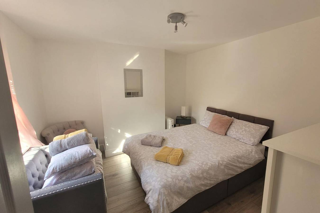 Entire holiday apartment, Apt - Sleeps 4/5 - Garden - Parking in Botany Bay, Kent