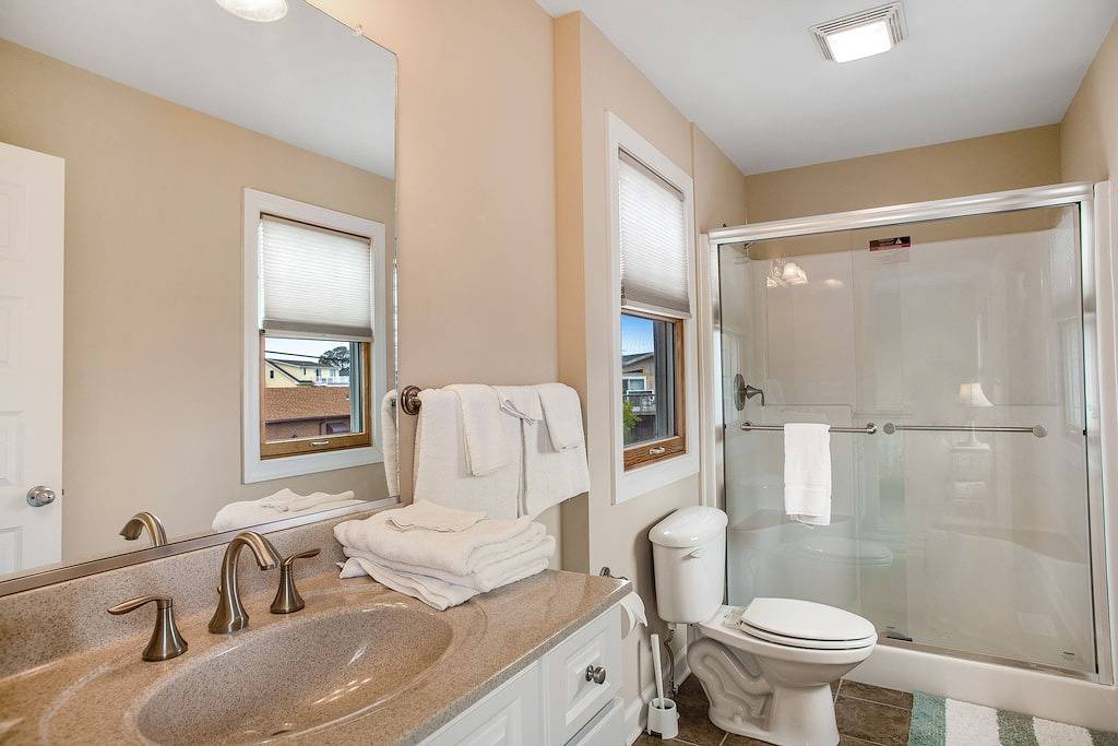 Town of Fenwick island home on the water with dock & central A/C - dogs Ok in Fenwick Island, Sussex County (Delaware)