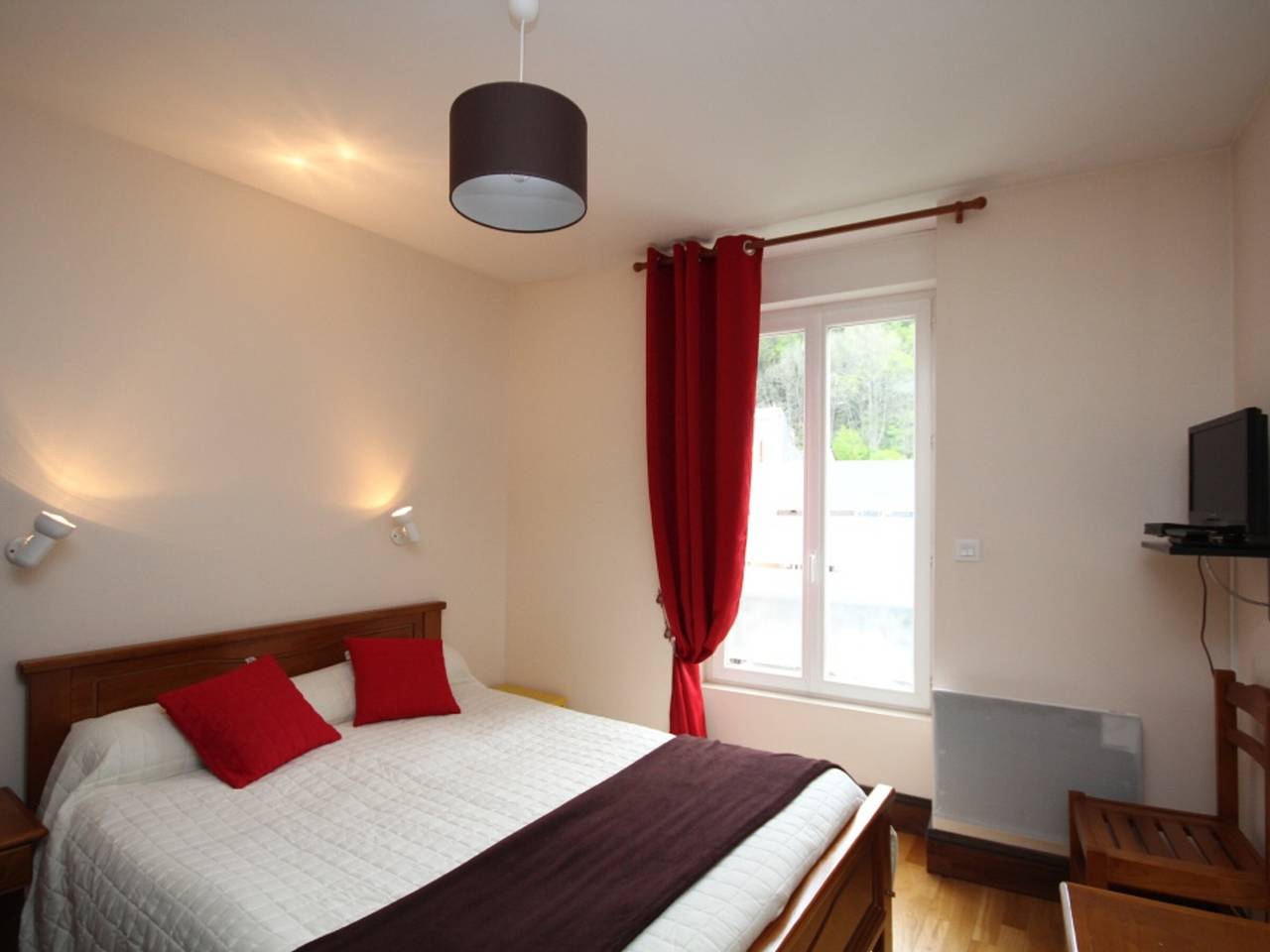 Entire apartment, Mont-Dore T2 with balcony and Wifi for 4 guests in Mont-Dore, Volcans d'Auvergne Regional Nature Park