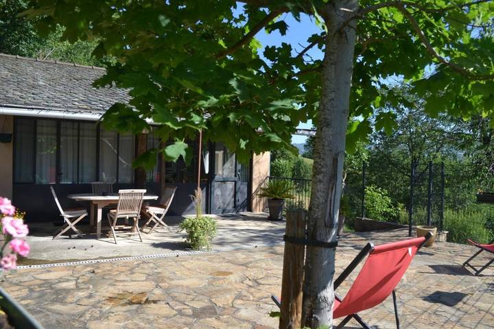 Location de vacances pour 4 personnes, avec vue ainsi que jardin et terrasse à Bessuéjouls