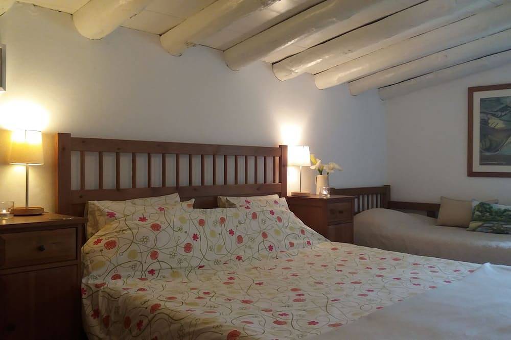 Tranquil lakeside stone cottage in Tomar, Santarém Distrikt