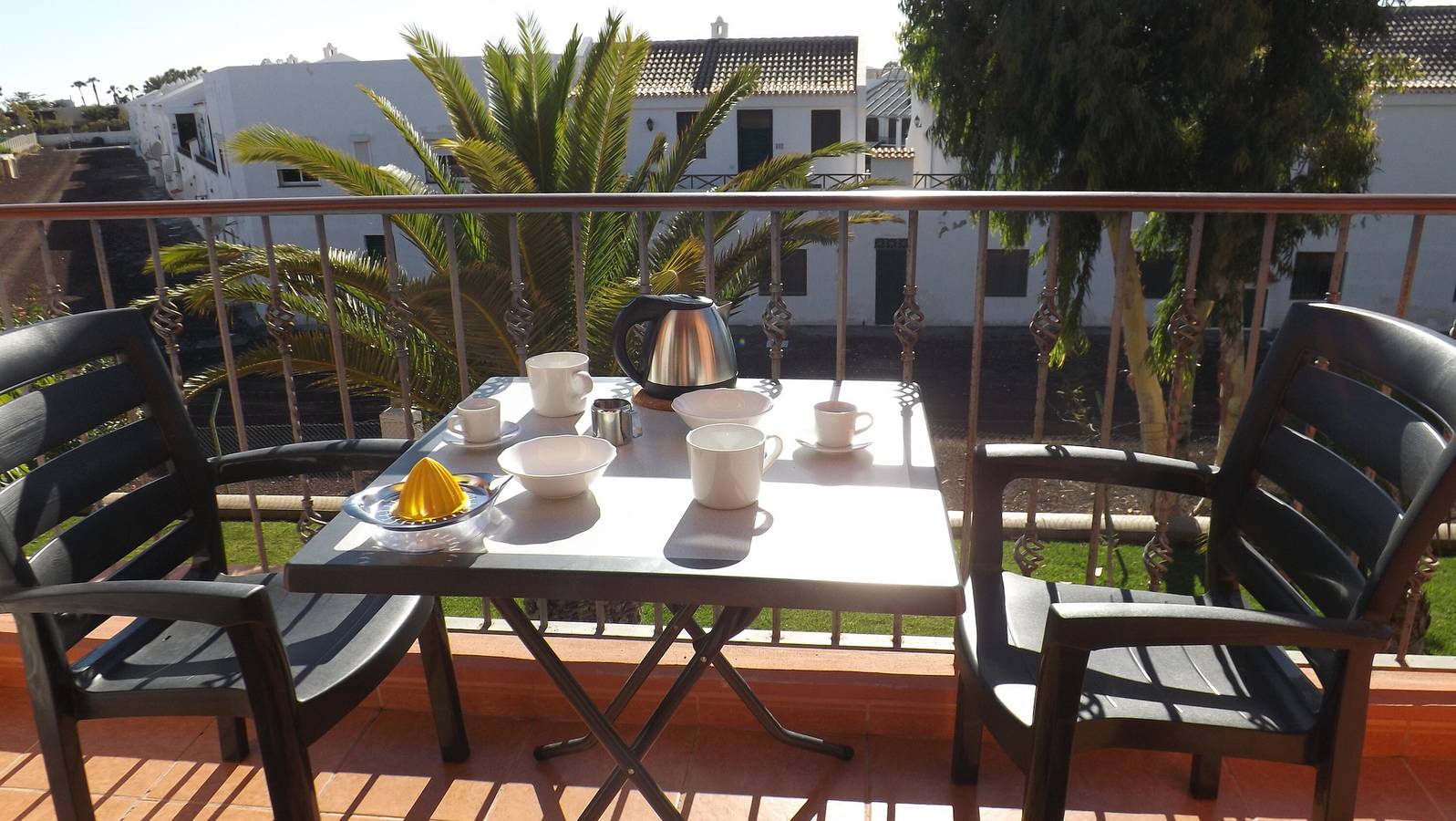 Apartamento entero, Vacaciones 'Feel The Sun In Tenerife' con vistas a la montaña, piscina y jardín compartidos in Costa del Silencio, Arona 