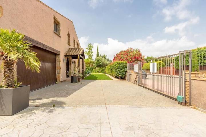 Location de vacances pour 8 personnes, avec jardin ainsi que jacuzzi et piscine à Peralada - 3