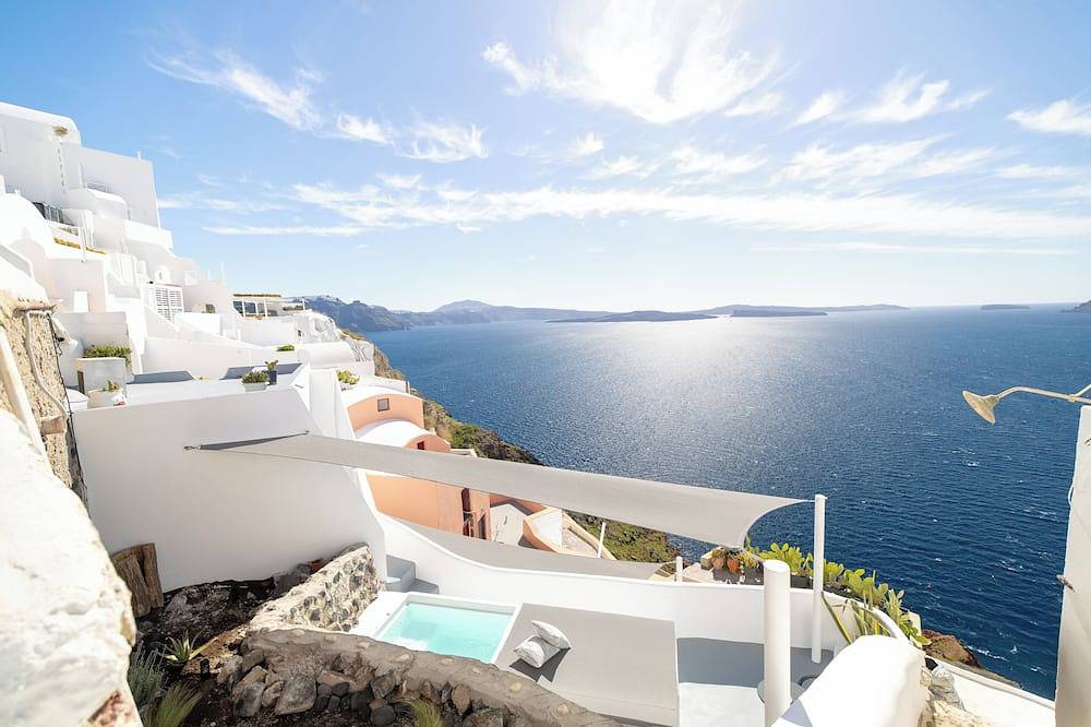 Panoramic Cave Suite with outdoor Hot Tub and Caldera View in Ormos Ammoudiou, Oia