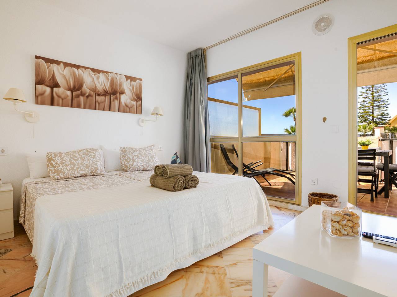 Entire studio, Beachfront Studio in Elviria with Wi-Fi, Air Conditioning and Pool in Marbella East, Marbella