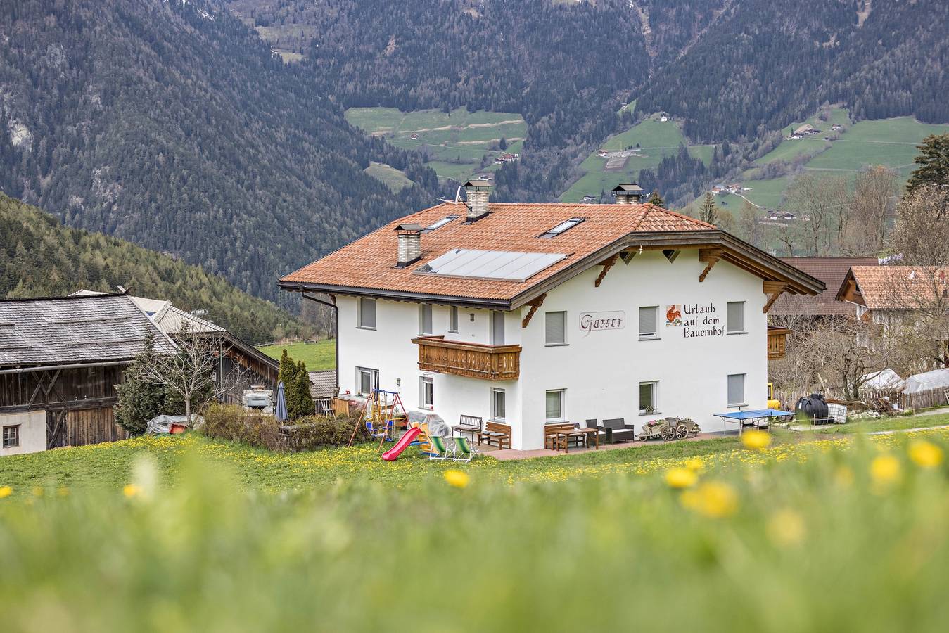 Appartamento intero, Appartamento "Zirme" vicino a piste da sci e sentieri, vista montagna, Wi-Fi e giardino in Marga, Terento