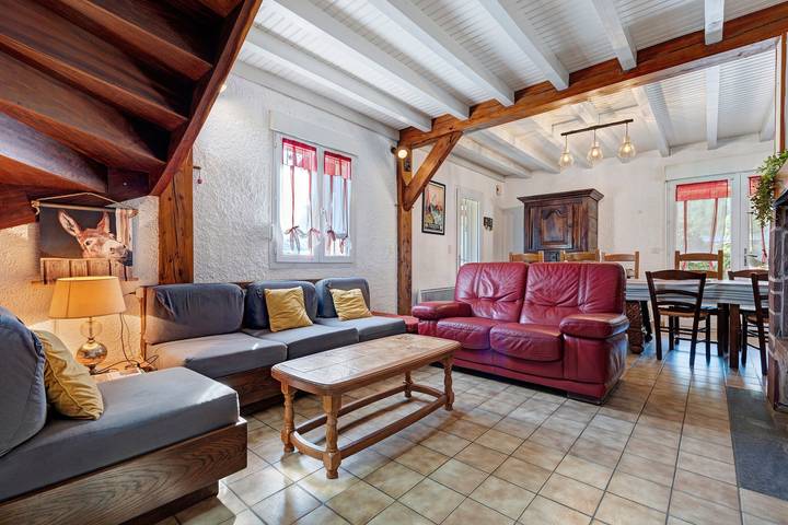 Gîte Cascade Seris: mountain view, private terrace, and Wi-Fi in Laruns, Béarn