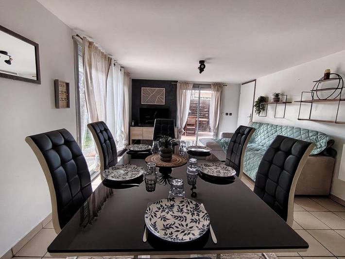 Gîte pour 6 personnes, avec terrasse dans Précieux