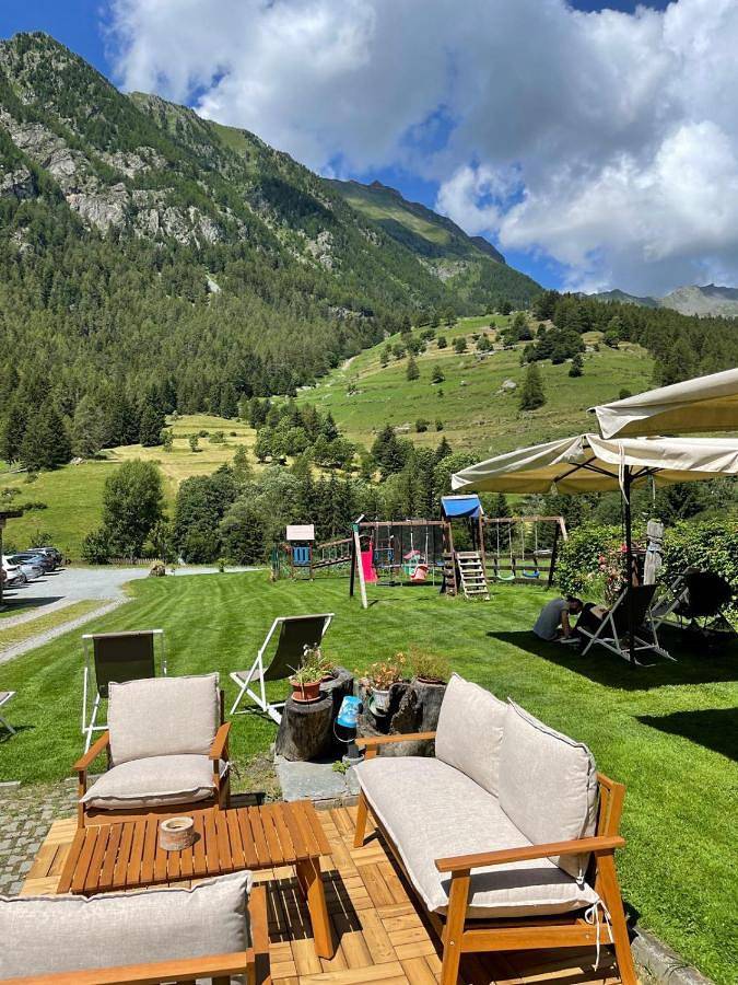 Chambre d’hôte pour 2 personnes, avec Balcon et Terrasse ainsi que Jacuzzi et Jardin à Commune de Brusson