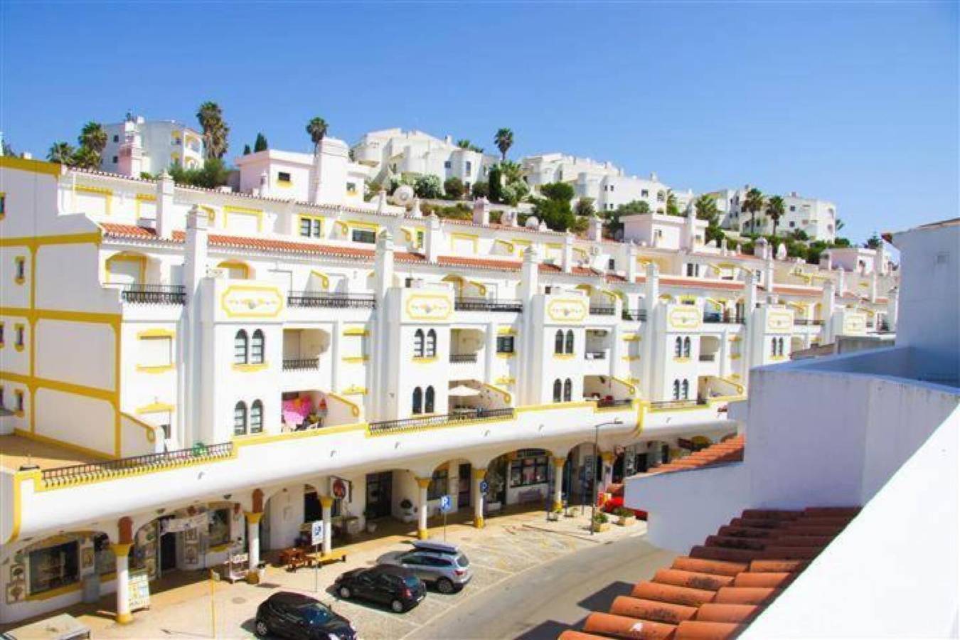 Appartamento intero, Appartamento 'Fernandes' con Vista Montagna, Wi-Fi e Aria Condizionata in Carvoeiro, Lagoa