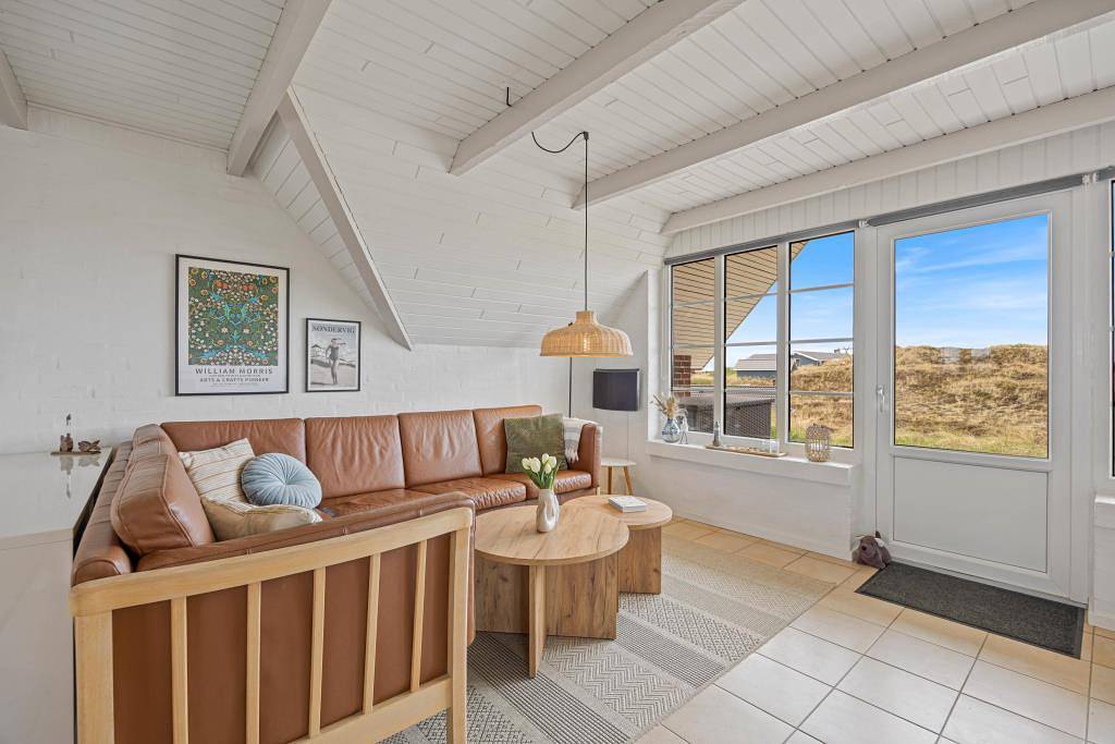 Velholdt sommerhus på klitgrund med flot udsigt in Søndervig, Holmsland Klit