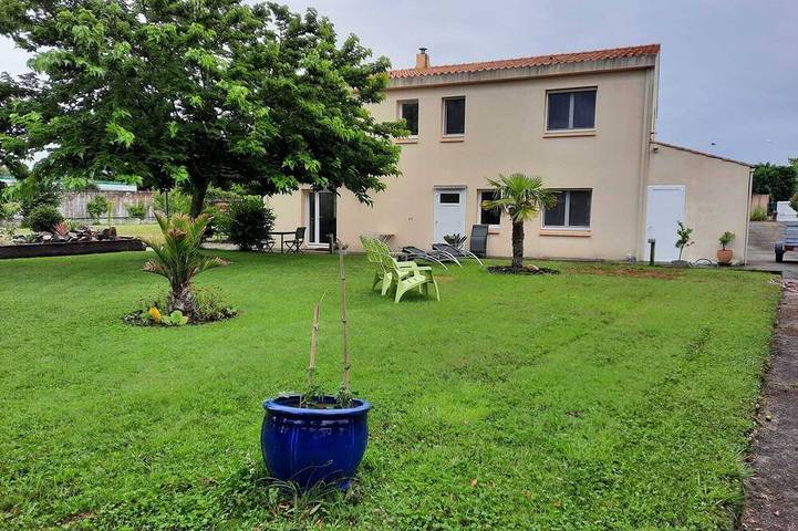 Appartement de vacances pour 4 personnes, avec piscine et jardin