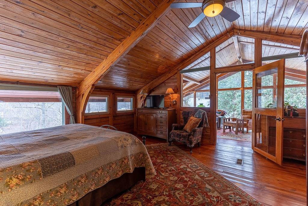 A River Mist Secluded on 6 acres of the Watauga River hot tub pet friendly in Watauga Lake