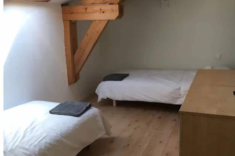 Traditional 2 Bedroom Stone Cottage, Wifi & Pool in Sw France in Douzains, Villeneuve-sur-Lot und Umgebung