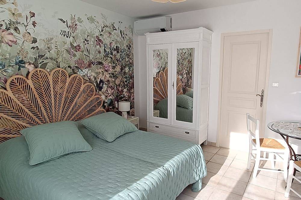 Entire apartment, Single storey studio, private swimming pool, secure parking in Callian, Draguignan region