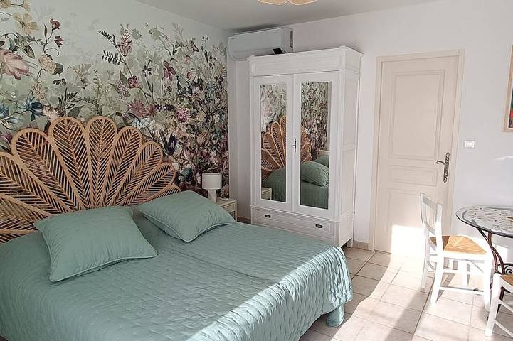 Entire apartment, Single storey studio, private swimming pool, secure parking in Callian, Draguignan region