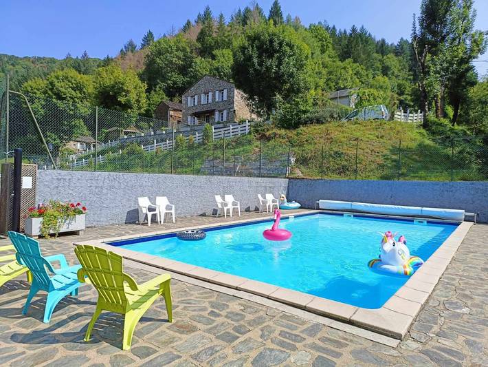 Gîte pour 24 personnes, avec jardin ainsi que piscine et terrasse