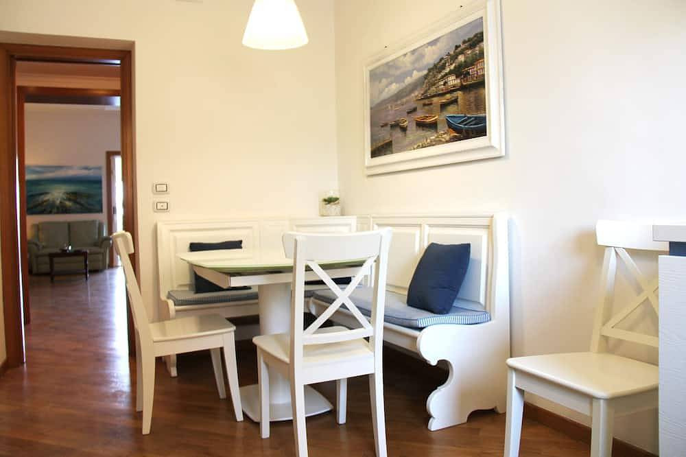 Entire apartment, Bright central apartment 2 floor elevator, harbor front, 100 mt. beach in Anzio, Lazio