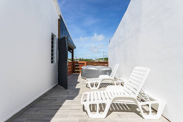 Location de vacances pour 2 personnes, avec balcon ainsi que jacuzzi et jardin à Le Gosier - 3