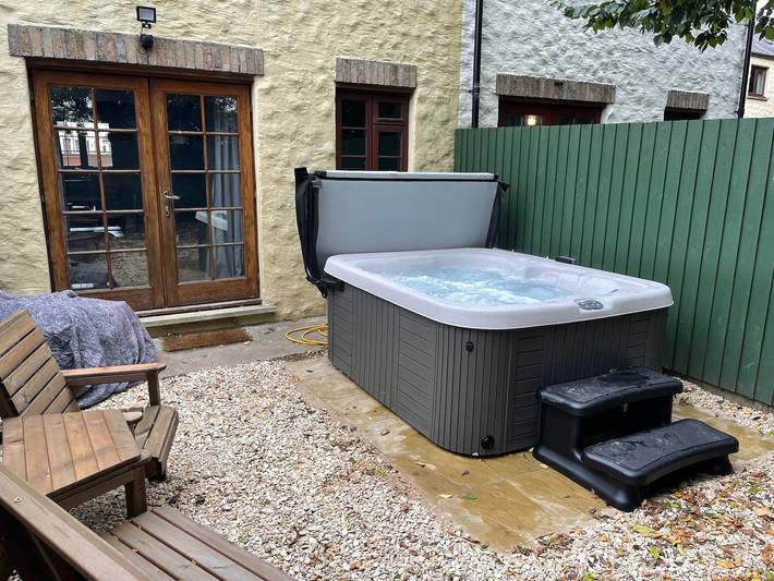 Holiday rental for 5 people, with hot tub and garden as well as terrace, child-friendly in Haverfordwest